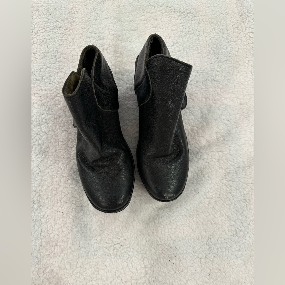Black leather FLY LONDON booties in size 6